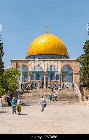 Les touristes sur place en face de Dôme du Rocher, également Qubbat As-sachra, Kipat Hasela, mont du Temple, vieille ville, Jérusalem, Israël Banque D'Images