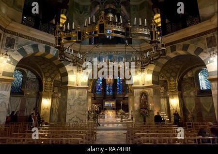 Intérieur avec autel, bâtiment central, et l'hexagone octogone, chapelle Palatine, cathédrale d'Aix, Aix-la-Chapelle, Rhénanie du Nord-Westphalie Banque D'Images