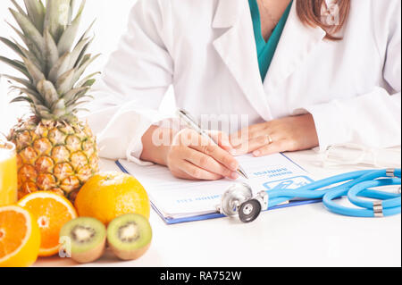 Médecin nutritionniste plan de régime d'écriture sur la table. Banque D'Images
