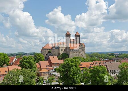 Château et collégiale de Saint Servatius avec bâtiments du monastère sur le Schlossberg ou la colline du château, Quedlinburg Banque D'Images