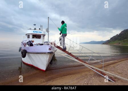 Bateau à passagers entrant, village Bolchiye Koty Village, rive du lac Baikal, région d'Irkoutsk, en Sibérie, Fédération de Russie, de l'Eurasie Banque D'Images