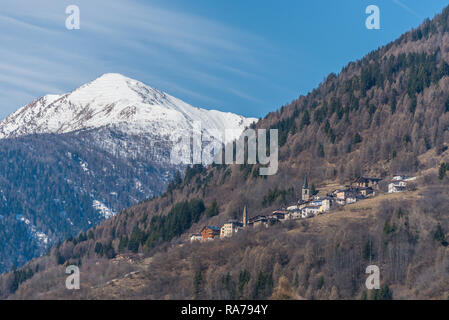 Printemps dans les Alpes, Beau paysage avec montagnes enneigées et ciel bleu. Termenago - petit village italien, région de ski trente, Tyrol du Sud, Italie Banque D'Images
