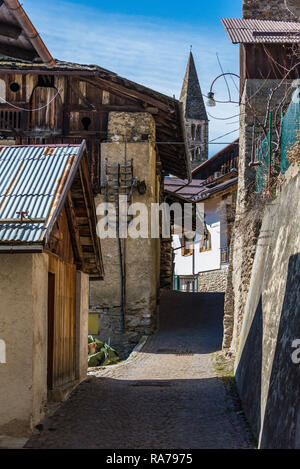 Clocher de la chapelle de montagne italien dans Termenago - petit village, Pellizzano, Trento, région du Trentin, Italie. Voir à partir de la ruelle étroite. Banque D'Images