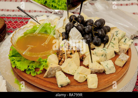 Assiette de fromage avec choix d'entrées sur la table. Banque D'Images