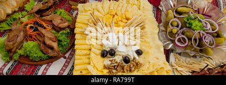 Assiette de fromage avec choix d'entrées sur la table. Banque D'Images