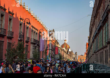 Les gens marcher dans une rue de la ville de Mexico, Mexique Banque D'Images