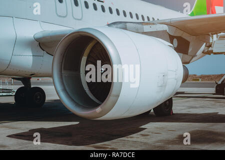 De Turbine jet passager que l'attente de l'aéroport de départ dans l'après-midi chaud dans la lumière. Banque D'Images