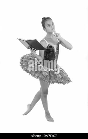 Ballerine fille danser tandis que lire livre. Questions relatives à la carrière de ballet. Priver les enfants ballerine. La plupart du temps passé dans la salle de sport de l'enfant danseur et de formation pratique de la performance. Pas de temps pour l'étude de l'école. Banque D'Images