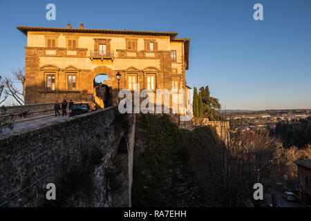 COLLE VAL D'ELSA, ITALIE - Le 26 décembre 2018 : des inconnus et Palazzo Campana, l'entrée de la partie la plus ancienne de la ville de Colle Val d'Elsa, Sienne Banque D'Images