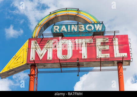 L'enseigne au néon de la Rainbow Motel dans le quartier de Garfield Ridge Banque D'Images