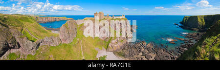 Panorama d'une falaise avec ancien château dans une baie avec ciel bleu et nuages blancs à Dunnottar Castle, près de Stonehaven, Aberdeenshire Banque D'Images