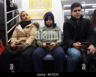 Les passagers d'un métro de New York, octobre 2018, © Katharine Andriotis Banque D'Images