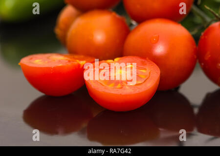 Les tomates sur la table de cuisine prêt à faire de la salat Banque D'Images