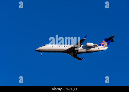 United Express (Sky West), l'atterrissage à l'aéroport de Burbank-Hollywood. (L'aéroport Bob Hope). Banque D'Images