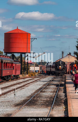 Strasburg, PA, USA - 16 octobre 2015 : The Strasburg Rail Road locomotive à vapeur n'arrive à la gare. Banque D'Images