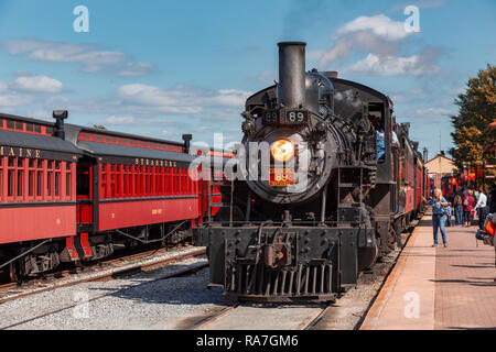 Strasburg, PA, USA - 16 octobre 2015 : The Strasburg Rail Road locomotive à vapeur n'arrive à la gare. Banque D'Images