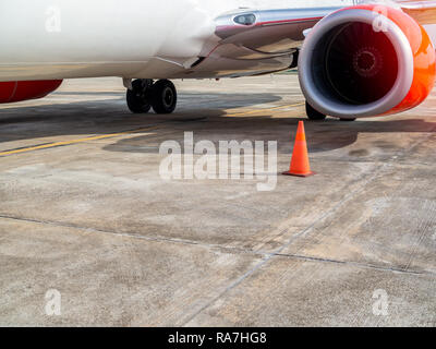 Blanc et rouge avion gratuit sur sol en béton dans l'aéroport avec l'exemplaire de l'espace. Banque D'Images