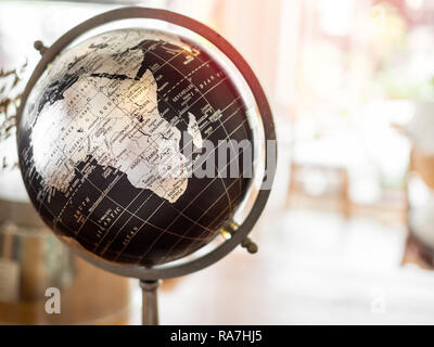 Afrique du Sud sur la carte de style moderne, vintage black earth globe décoration sur table en bois avec copie espace. Banque D'Images