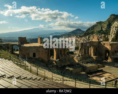 Voir du théâtre de Taormina vers le Mont Etna, province de Messine, Sicile, Italie Banque D'Images