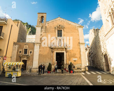 Eglise de Sainte Catherine d'Alexandrie à l'époque de Noël dans la ville de Taormina, province de Messine, Sicile, Italie Banque D'Images