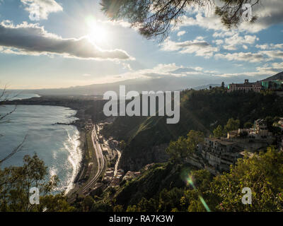 Vue de la ville de Taormina vers l'Etna dans la distance et l'seasie resort de Giardini Naxos ci-dessous, province de Messine, Sicile, Italie Banque D'Images