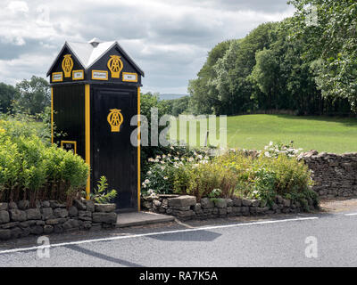 Vintage AA fort sur une route de campagne dans la région de Dales National Park North Yorkshire UK Banque D'Images