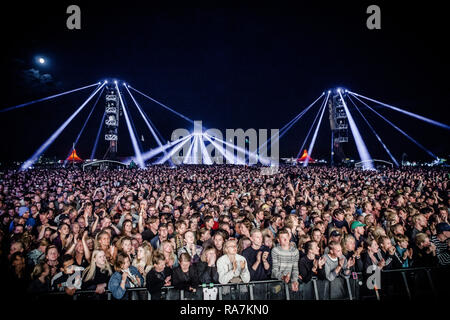 La zone en face de la scène principale, la scène d'Orange, est emballé avec les festivaliers et les fans de musique au Danish music festival Roskilde Festival. À l'exception du Danemark Banque D'Images