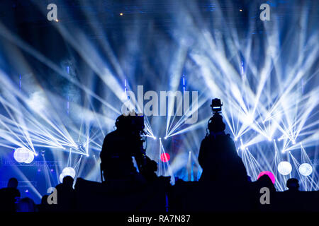 Un groupe de travail de cameramen pendant le concert. Banque D'Images