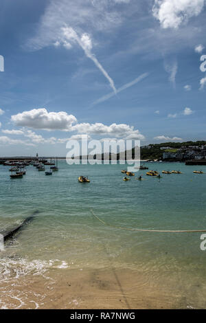 L'eau claire et ciel bleu sur un jour étés St Ives Cornwall UK Banque D'Images