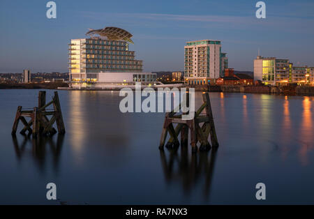 Vue sur la baie de Cardiff à St David's Hotel & Spa et l'océan Reach apartments, Cardiff, Pays de Galles, Royaume-Uni Banque D'Images