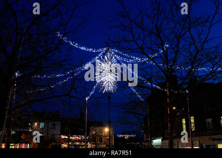 Les lumières de Noël à Wisbech town, Fenland, Cambridgeshire, Angleterre, Royaume-Uni Banque D'Images