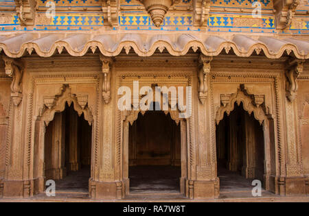 Ornements muraux de style Moghol, Man Singh Palace. Fort de Gwalior dans le Madhya Pradesh, en Inde Banque D'Images