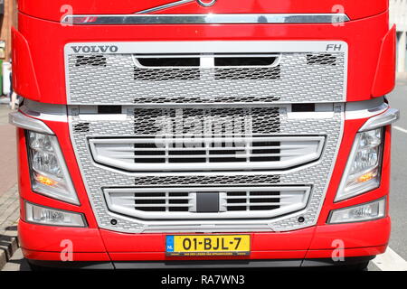 Avant d'une Volvo Truck rouge, l'Allemagne, l'Europe JE Frontpartie von roten Volvo-Trucks, Deutschland, Europa I Banque D'Images