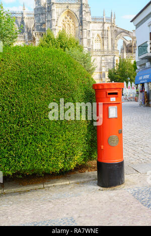 UK red letter tambourin à l'ancien village, un cadre paisible dans la Batalha , Portugal Banque D'Images