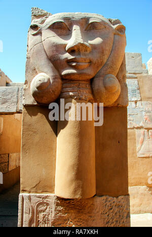 La déesse Hathor avec boucles latérales. La colonne dans le temple de Khnoum dans l'île Eléphantine - Assouan, en Haute Egypte Banque D'Images