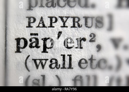 Papyrus papier et de mots en caractères gras à Oxford English Dictionary, Close up Banque D'Images