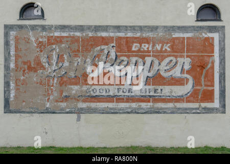 Dr. Pepper publicité sur le mur de l'ancien magasin à Pilot Point, Texas Banque D'Images