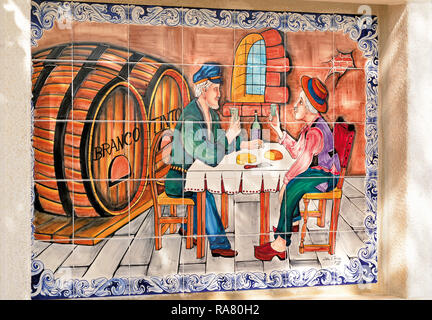 Carreaux peints en couleur image avec deux hommes buvant du vin dans une taverne rustique Banque D'Images