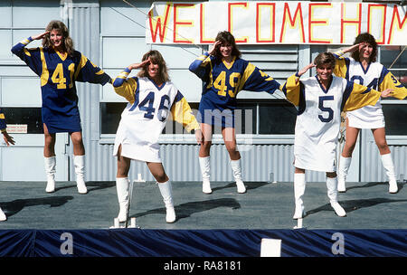1984 - Los Angeles Rams Cheerleaders effectuer lors de l'arrivée du cuirassé USS NEW JERSEY (BB-62). Le navire est de retour au port d'attache après 11 mois en mer. Banque D'Images
