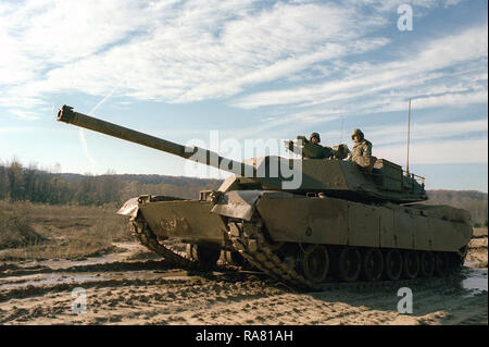 1979 - Une vue avant gauche de l'XM-1 Abrams tank, qui remplacera le M-60, au cours d'une manifestation sur la gamme d'essai. Banque D'Images