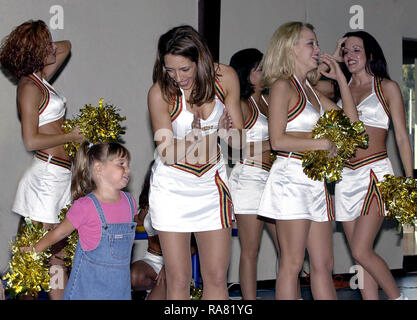 Un jeune fan a la chance d'effectuer avec les membres de la National Basketball Association (NBA) Denver Nuggets Cheerleaders à l'intérieur de la base centre jeunesse de Incirlik Air Base (AB), la Turquie. Les membres de la NBA sont en tournée divers lieux de déploiement dans le cadre d'une tournée des Forces armées des États-Unis à l'appui de l'opération Northern Watch. Banque D'Images