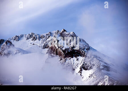 Un spectaculaire high Mount Hood dans l'Oregon couverte de neige et d'une manière réelle - assombri pour le ski et les loisirs de la famille dans une magnifique station de ski Banque D'Images