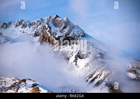 Un spectaculaire high Mount Hood dans l'Oregon couverte de neige et d'une manière réelle - assombri pour le ski et les loisirs de la famille dans une magnifique station de ski Banque D'Images