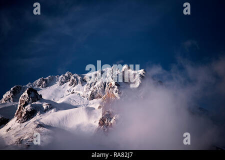 Un spectaculaire high Mount Hood dans l'Oregon couverte de neige et d'une manière réelle - assombri pour le ski et les loisirs de la famille dans une magnifique station de ski Banque D'Images