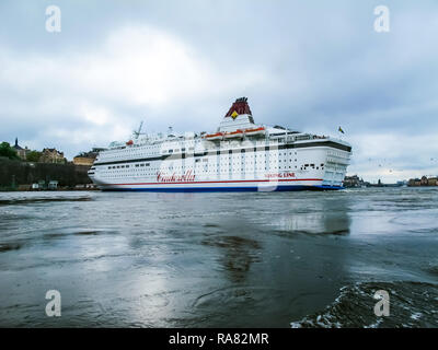 Stockholm / Suède - 15 mai 2011 : navire Viking Line de Cendrillon avec pavillon de la Suède et de quitter le port de Stockholm. Banque D'Images