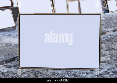 Photos d'artistes de rue à vendre dans la ville d'hiver enneigé. Espace de travail isolé Banque D'Images