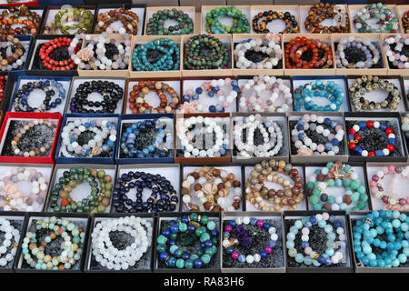 Des perles et des bracelets faits de pierres rondes et de verre sont vendus dans la rue au cours de la foire. La production de masse pas de nom Banque D'Images