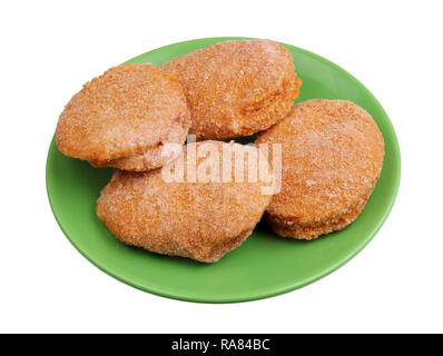 Nuggets de poulet congelé avec fromage et bacon à l'intérieur sur une plaque verte. Isolated on white studio food closeup Banque D'Images