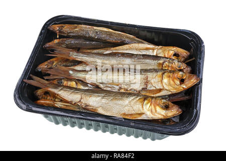 Ensemble chaud capelan fumé saury sprat Mer Baltique avec les chefs du poisson et de courage dans un coffret plastique - bière lituanienne traditionnelle collation. Isolé sur blanc s Banque D'Images