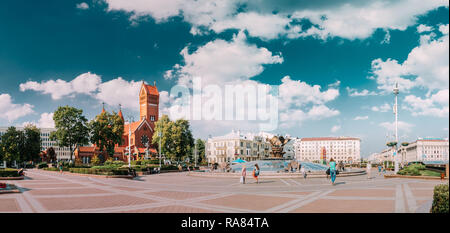 Minsk, Belarus. Les gens autour de la célèbre église catholique romaine des Saints Simon et Helena ou Eglise rouge en été Journée ensoleillée sous le ciel bleu. Banque D'Images